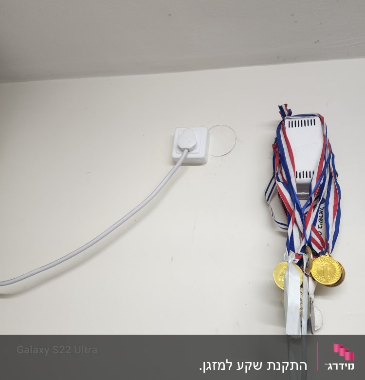 שקע חשמל עם כבל מחובר לקיר